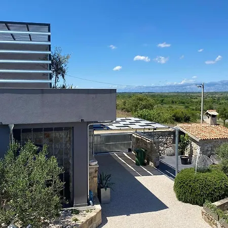 3 Bedroom Gorgeous In Zagrad Casa de Férias