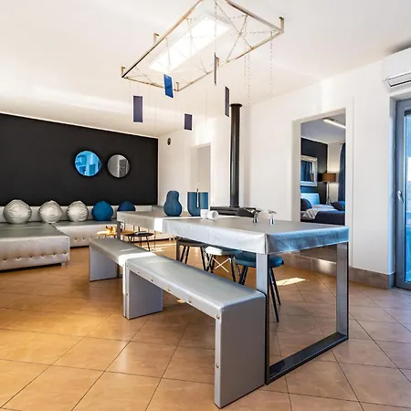 3 Bedroom Gorgeous In Zagrad Casa de Férias